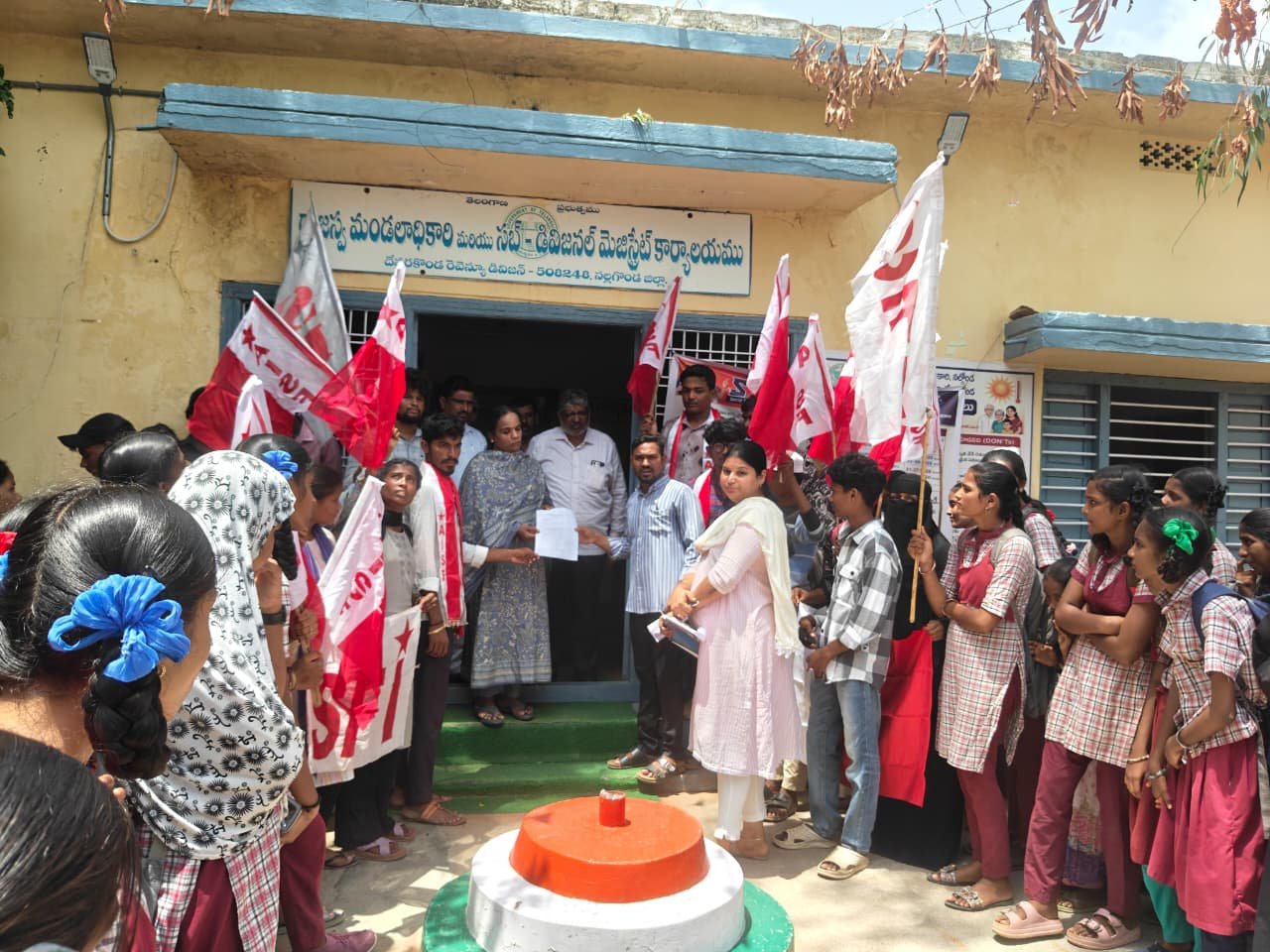 దేవరకొండలో విద్యార్థి సంఘాల బంద్: ర్యాలీ నిర్వహించి ఆర్‌డిఓకు వినతిపత్రం